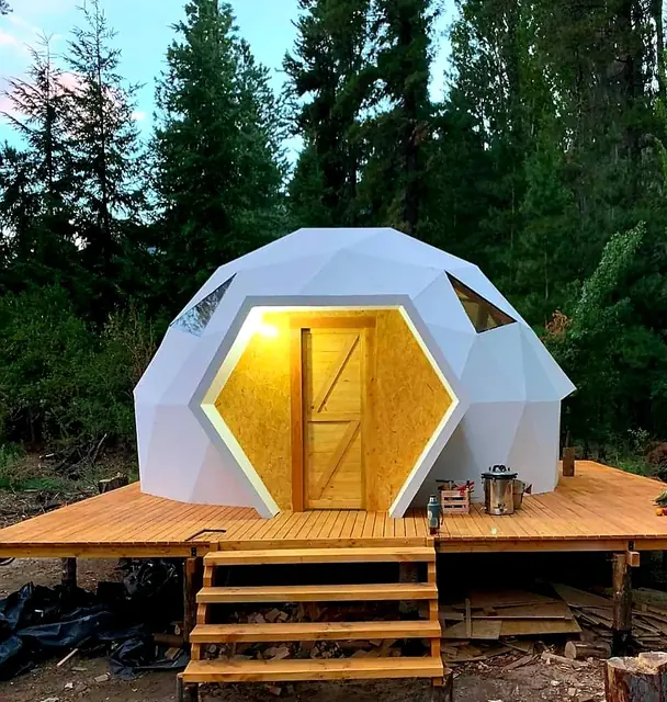 Domo geodésico terminado, con terraza y acceso hexagonal