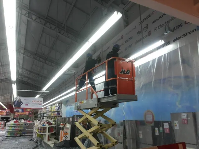 Trabajos en altura con plataforma elevadora en local comercial